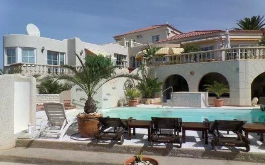 Fuerteventura – Costa Calma – Exklusive Luxus Villa mit Pool und 4 Schlaf- und Wohnsuiten – Garage