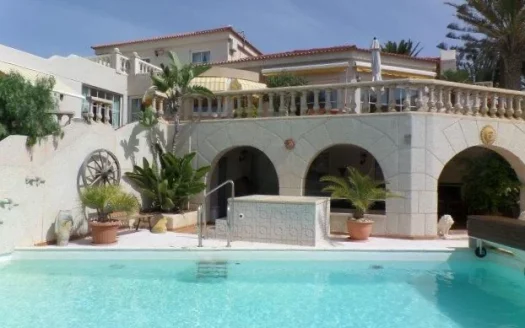 Fuerteventura – Costa Calma – Exklusive Luxus Villa mit Pool und 4 Schlaf- und Wohnsuiten – Garage