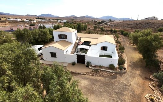 Fuerteventura – Tuineje – Große Finca im Landhausstil – mit Pool – 3 Schlafzimmer – 3 Badezimmer – Schön angelegter Obstgarten