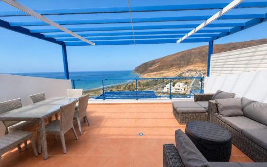 Ferienpenthouse: Luxuriöses Penthouse Vista Mar in Gran Tarajal mit 3 Schlafzimmern, Dachterrasse und und priavtem Pool sowie Fitnessstudio