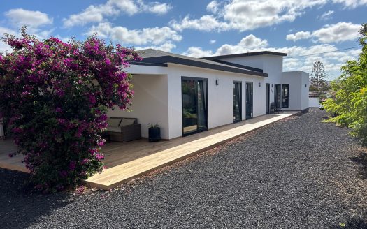 Fuerteventura – Llanos de la Concepcion – Traumhafte Neubau Villa mit 3 Schlafzimmern – Überdachte Lounge mit Grillbereich – Frucht / Gemüsegarten