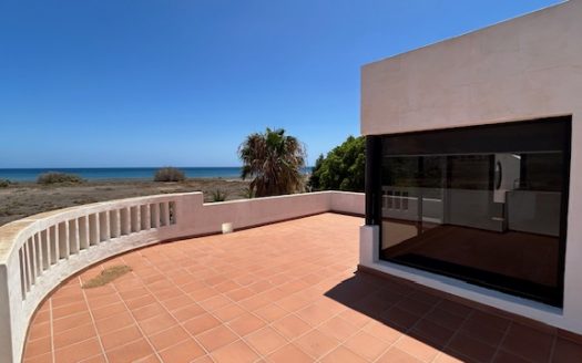 Fuerteventura – Giniginamar – Tolle Villa mit traumhaften Meerblick in erster Strandlinie- 3 helle Schlafzimmer – Große Sonnendachterrasse