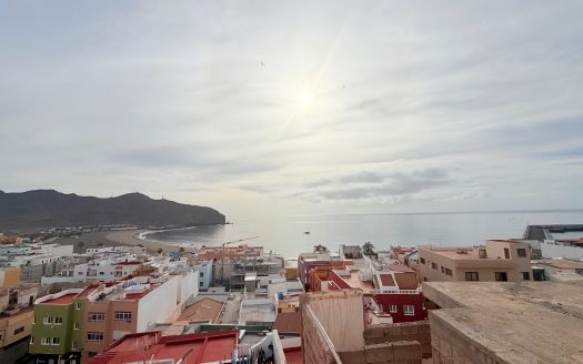 Fuerteventura – Gran Tarajal – Gepflegtes Stadtwohnhaus mit 2 großen individuellen Wohnungen und einer Rooftop Terrasse mit Panorama Meerblick