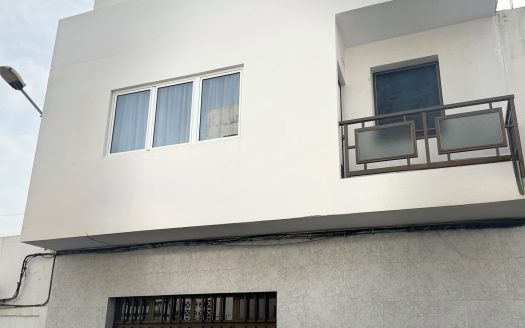 Fuerteventura – Gran Tarajal – Gepflegtes Stadtwohnhaus mit 2 großen individuellen Wohnungen und einer Rooftop Terrasse mit Panorama Meerblick
